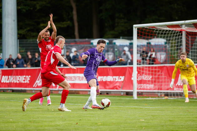 links Lukas Walchhütter (Greifswald) gegen Marcel Bär (Aue) ; GER, Greifswalder FC vs. FC Erzgebirge Aue, Fußball, Männer, Regionalliga Nordost, 12.Spieltag, Spielzeit 2026 2027, 11.10.2026 Greifswald Volksstadion Mecklenburg - Vorpommern Deutschland