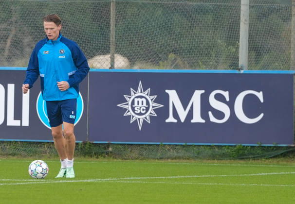 SSC Napoli training session at Castelvolturno Scott McTominay of SSC Napoli During the pre-match training session for the Champions League game between Villarreal and Napoli at Castelvolturno on October 12, 2026. Castelvolturno Centro Sportivo SSC Napoli Campania ITALIA Copyright: xSalvatorexDexRosaxSalvatorexDexRosax DSC07197