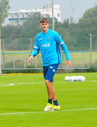 SSC Napoli training session at Castelvolturno Lorenzo Lucca of SSC Napoli During the pre-match training session for the Champions League game between Villarreal and Napoli at Castelvolturno on October 12, 2026. Castelvolturno Centro Sportivo SSC Napoli Campania ITALIA Copyright: xSalvatorexDexRosaxSalvatorexDexRosax DSC07247