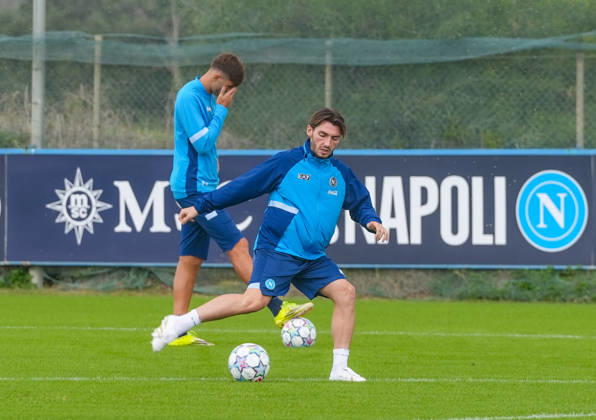 SSC Napoli training session at Castelvolturno Billy Gilmur of SSC Napoli During the pre-match training session for the Champions League game between Villarreal and Napoli at Castelvolturno on October 12, 2026. Castelvolturno Centro Sportivo SSC Napoli Campania ITALIA Copyright: xSalvatorexDexRosaxSalvatorexDexRosax DSC07202