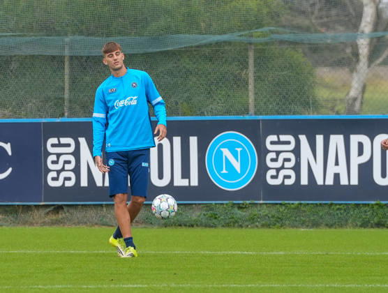 SSC Napoli training session at Castelvolturno Lorenzo Lucca of SSC Napoli During the pre-match training session for the Champions League game between Villarreal and Napoli at Castelvolturno on October 12, 2026. Castelvolturno Centro Sportivo SSC Napoli Campania ITALIA Copyright: xSalvatorexDexRosaxSalvatorexDexRosax DSC07217