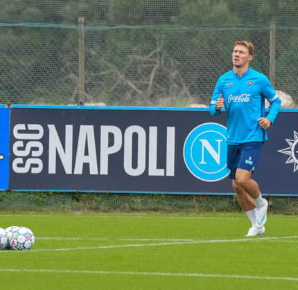 SSC Napoli training session at Castelvolturno Lorenzo Lucca of SSC Napoli During the pre-match training session for the Champions League game between Villarreal and Napoli at Castelvolturno on October 12, 2026. Castelvolturno Centro Sportivo SSC Napoli Campania ITALIA Copyright: xSalvatorexDexRosaxSalvatorexDexRosax DSC07228
