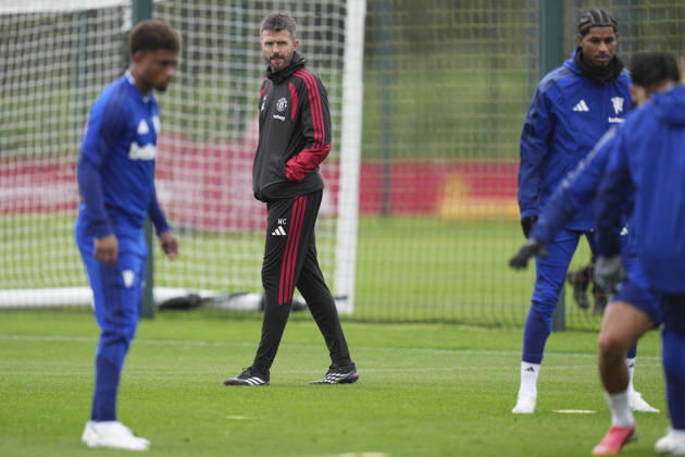 Manchester United, ManU Training, Champions League Manchester United manager Michael Carrick watches his players warm up during the Manchester United Training Session at Carrington Training Centre, ahead of the UEFA Champions League Matchday 2 v Atletico Madrid, Manchester, England on 12 October 2026 Credit: Steve Flynn Every Second Media Editorial use only. All images are copyright Every Second Media Limited. No images may be reproduced without prior permission. Copyright: xIMAGO EveryxSecondxMediax ESM-2213-0044 StevexFlynnx xEveryxSecondxMediax