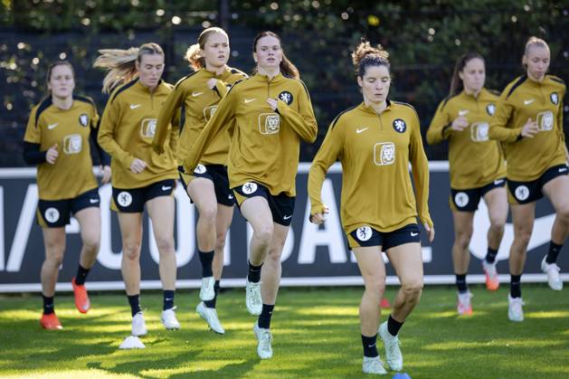 ZEIST - Wieke Kaptein, Jill Roord, Sophie Troost, Liz Rijsbergen and Dominique Janssen during a training session of the Dutch women s football team in preparation for the World Cup qualifying match against Hungary. ROBIN VAN LONKHUIJSEN ANP xVIxANPxSportx xxANPxIVx 572230228 originalFilename: 572230228.jpg