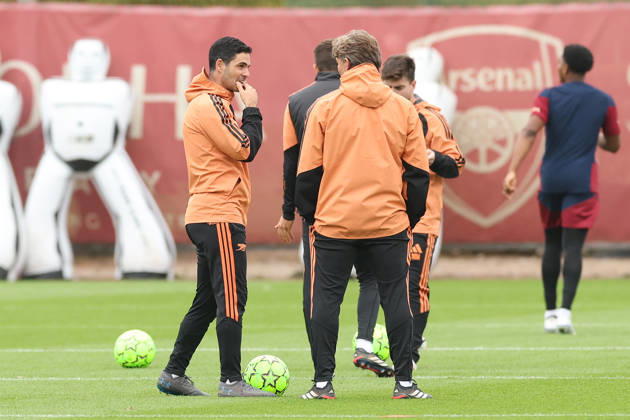 Arsenal Training & Media Conference, Champions League Arsenal Manager, Mikel Arteta speaks with his coaching staff during the Arsenal training session at the Arsenal FC Training Centre, ahead of UEFA Champions League Matchday 2 v Lille, London Colney, England on 12 October 2026 Credit: Tiego Grenho Every Second Media Editorial use only. All images are copyright Every Second Media Limited. No images may be reproduced without prior permission. Copyright: xIMAGO EveryxSecondxMediax ESM-2214-0037 TiegoxGrenhox xEveryxSecondxMediax