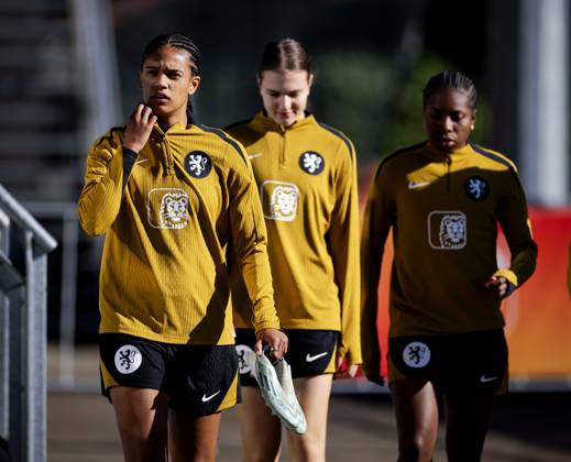 ZEIST - Esmee Brugts, Lotte Keukelaar and Lineth Beerensteyn during a training session of the Dutch women s football team in preparation for the World Cup qualifying match against Hungary. ROBIN VAN LONKHUIJSEN ANP xVIxANPxSportx xxANPxIVx 572231068 originalFilename: 572231068.jpg