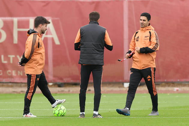 Arsenal Training & Media Conference, Champions League Arsenal Manager, Mikel Arteta (right) speaks with his coaching staff during the Arsenal training session at the Arsenal FC Training Centre, ahead of UEFA Champions League Matchday 2 v Lille, London Colney, England on 12 October 2026 Credit: Tiego Grenho Every Second Media Editorial use only. All images are copyright Every Second Media Limited. No images may be reproduced without prior permission. Copyright: xIMAGO EveryxSecondxMediax ESM-2214-0041 TiegoxGrenhox xEveryxSecondxMediax