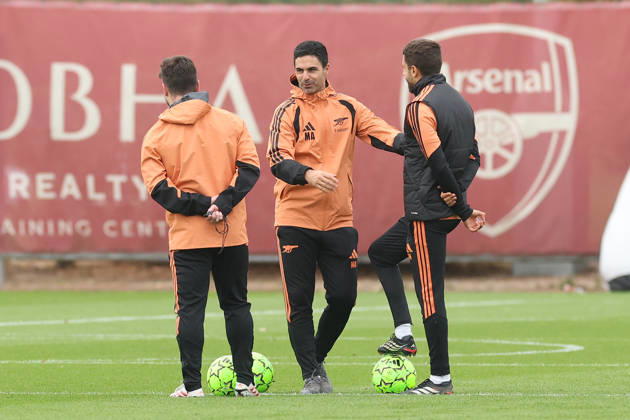 Arsenal Training & Media Conference, Champions League Arsenal Manager, Mikel Arteta (middle) speaks with his coaching staff during the Arsenal training session at the Arsenal FC Training Centre, ahead of UEFA Champions League Matchday 2 v Lille, London Colney, England on 12 October 2026 Credit: Tiego Grenho Every Second Media Editorial use only. All images are copyright Every Second Media Limited. No images may be reproduced without prior permission. Copyright: xIMAGO EveryxSecondxMediax ESM-2214-0044 TiegoxGrenhox xEveryxSecondxMediax