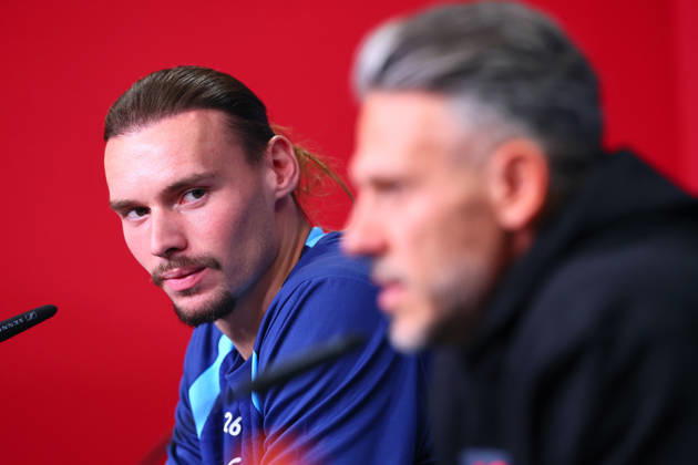 RB Leipzig - PK Champions League Leipzig, 12.10.2026, RB Akademie, UEFA Champions League , RB Leipzig - Pressekonferenz am Vortag von RB Leipzig v. PSV Eindhoven , Im Bild: Torwart Maarten Vandevoordt (26, RB Leipzig) mit Blick zu RB Trainer Martin Demichelis,. ,