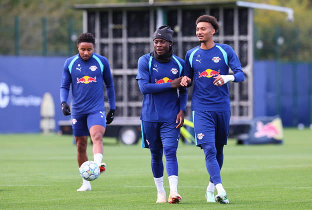 RB Leipzig - Training Champions League Leipzig, 12.10.2026, RB Akademie, UEFA Champions League , RB Leipzig - Abschlusstraining am Vortag von RBLeipzig v. PSV Eindhoven , Im Bild v.l.: Christopher Nkunku (hi.,28, RB Leipzig),Johan Bakayoko ( 11, RB Leipzig) und Tidiam Gomis (27, RB Leipzig) ,