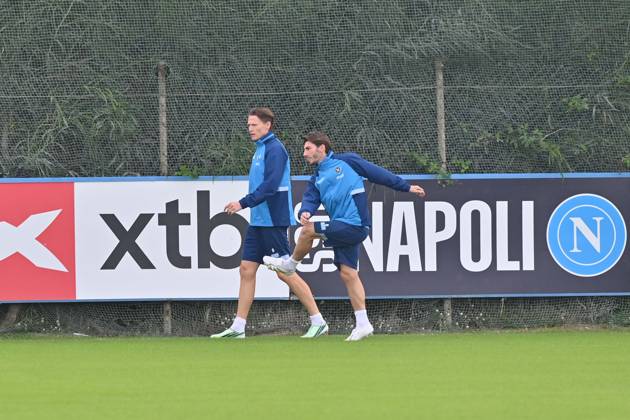 Foto IPP Felice De Martino Castel Volturno (Ce) 12 10 2026 Allenamento Napoli pre gara Champions League con il Villareal Nella foto: Scott McTominay e Billy Gilmour Italy Photo Press World Copyright Castel Volturno italy ITALY  Copyright: xR4924_italyphotopressx