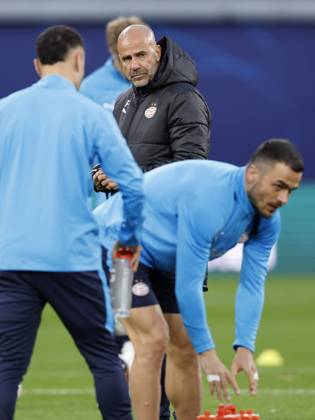 LEIPZIG - (LR) PSV Eindhoven coach Peter Bosz, Filip Kostic of PSV Eindhoven during a training session ahead of the UEFA Champions League match between RB Leipzig and PSV Eindhoven at the RB Arena on October 12, 2026 in Leipzig, Germany. MAURICE VAN STEEN ANP xVIxANPxSportx xxANPxIVx 572250677 originalFilename: 572250677.jpg
