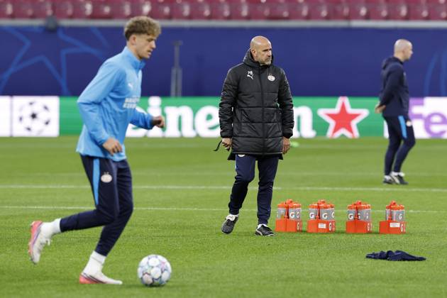 LEIPZIG - (LR) Sven Mijnans of PSV Eindhoven, PSV Eindhoven coach Peter Bosz during a training session ahead of the UEFA Champions League match between RB Leipzig and PSV Eindhoven at the RB Arena on October 12, 2026 in Leipzig, Germany. MAURICE VAN STEEN ANP xVIxANPxSportx xxANPxIVx 572250688 originalFilename: 572250688.jpg