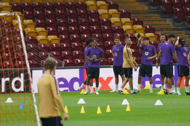 October 12, 2026, Sariyer, Istanbul, Turkey: Lamine Yamal (C) during the training day of FC Barcelona, Barca ahead the UEFA Champions League second round, football match against Galatasaray at RAMS Park Stadium in Istanbul, Turkey on October 12, 2026. Sariyer Turkey - ZUMAu194 20261012_zip_u194_029 Copyright: xTolgaxUluturkx