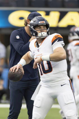 October 11, 2026, Inglewood, California, USA: Denver Broncos Quarterback Bo Nix (10) warms up before an NFL, American Football Herren, USA football game against Los Angeles Chargers, in Inglewood, Calif. on Sunday Oct. 11, 2026. Inglewood USA - ZUMAc68_ 20261011_zaf_c68_040 Copyright: xRingoxChiux
