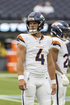 October 11, 2026, Inglewood, California, USA: Denver Broncos Quarterback Sam Ehlinger (4) warms up before an NFL, American Football Herren, USA football game against Los Angeles Chargers, in Inglewood, Calif. on Sunday Oct. 11, 2026. Inglewood USA - ZUMAc68_ 20261011_zaf_c68_041 Copyright: xRingoxChiux
