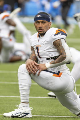 October 11, 2026, Inglewood, California, USA: Denver Broncos Tight End Evan Engram (1) warms up before an NFL, American Football Herren, USA football game against Los Angeles Chargers, in Inglewood, Calif. on Sunday Oct. 11, 2026. Inglewood USA - ZUMAc68_ 20261011_zaf_c68_051 Copyright: xRingoxChiux