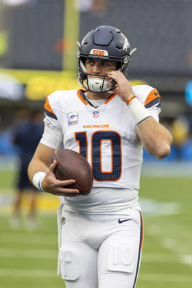October 11, 2026, Inglewood, California, USA: Denver Broncos Quarterback Bo Nix (10) warms up before an NFL, American Football Herren, USA football game against Los Angeles Chargers, in Inglewood, Calif. on Sunday Oct. 11, 2026. Inglewood USA - ZUMAc68_ 20261011_zaf_c68_053 Copyright: xRingoxChiux
