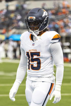 October 11, 2026, Inglewood, California, USA: Denver Broncos Outside Linebacker Nik Bonitto (15) warms up before an NFL, American Football Herren, USA football game against Los Angeles Chargers, in Inglewood, Calif. on Sunday Oct. 11, 2026. Inglewood USA - ZUMAc68_ 20261011_zaf_c68_056 Copyright: xRingoxChiux