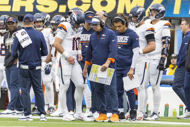 October 11, 2026, Inglewood, California, USA: Denver Broncos head coach Sean Payton talks with Quarterback Bo Nix (10) in a timeout during an NFL, American Football Herren, USA football game against Los Angeles Chargers, in Inglewood, Calif. on Sunday Oct. 11, 2026. Inglewood USA - ZUMAc68_ 20261011_zaf_c68_141 Copyright: xRingoxChiux