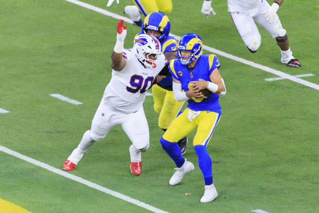 October 12, 2026, Inglewood, California, USA: 9 Matthew Stafford, QB of the Los Angeles Rams gets sacked by 90 DeWayne Carter, DT of the Buffalo Bills during their regular NFL, American Football Herren, USA season game on Monday October 12, 2026 at SoFi Stadium in Inglewood, California. ARIANA RUIZ PI Rams Vs. Bills  - ZUMAp124 20261012_zaa_p124_026 Copyright: xArianaxRuizx