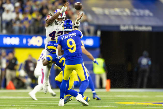 INGLEWOOD, CA - OCTOBER 12: Dorian Williams 42 of the Buffalo Bills attempts to block a pass by Matthew Stafford 9 of the Los Angeles Rams during an NFL, American Football Herren, USA game between the Buffalo Bills and the Los Angeles Rams on October 12, 2026, at SoFi Stadium in Inglewood, California. (Photo by Greg Fiore Icon Sportswire) NFL: OCT 12 Bills at Rams EDITORIAL USE ONLY Icon2610124022
