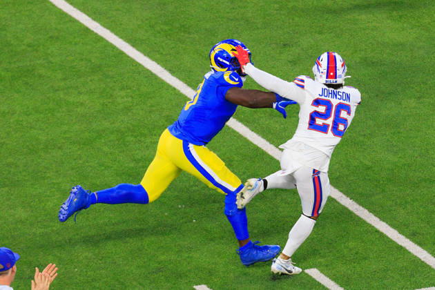 October 12, 2026, Inglewood, California, USA: 0 Byron Young, OLB of the Los Angeles Rams goes after 26 Ty Johnson, RB of the Buffalo Bills during a regular NFL, American Football Herren, USA game on Monday October 12, 2026 at SoFi Stadium in Inglewood, California. Rams lose to Bills, 34-37 in overtime. JAVIER ROJAS PI Rams Vs. Bills - ZUMAp124 20261012_zaa_p124_053 Copyright: xJavierxRojasx