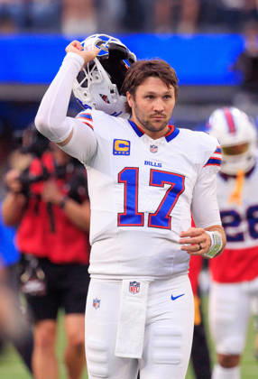 October 12, 2026, Inglewood, California, USA: 17 Josh Allen, QB of the Buffalo Bills during warmups before a regular NFL, American Football Herren, USA game against the Buffalo Bills on Monday October 12, 2026 at SoFi Stadium in Inglewood, California. JAVIER ROJAS PI Inglewood USA - ZUMAp124 20261012_zaa_p124_062 Copyright: xJavierxRojasx