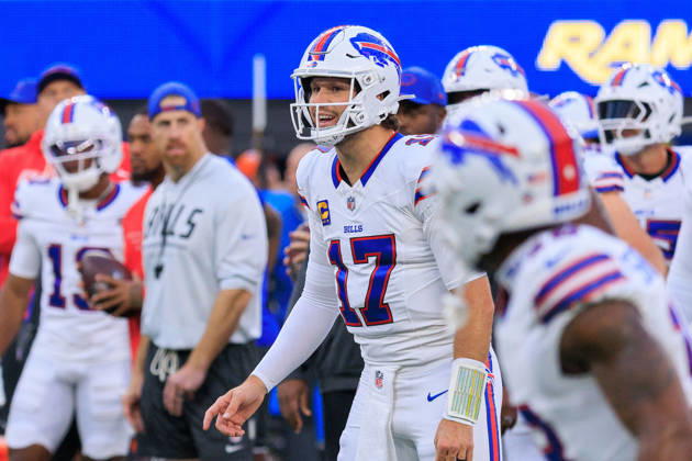 October 12, 2026, Inglewood, California, USA: 17 Josh Allen, QB of the Buffalo Bills during warmups before a regular NFL, American Football Herren, USA game against the Buffalo Bills on Monday October 12, 2026 at SoFi Stadium in Inglewood, California. JAVIER ROJAS PI Inglewood USA - ZUMAp124 20261012_zaa_p124_067 Copyright: xJavierxRojasx