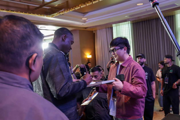 Former NB basketball player Dwyane Wade in Manila Former NBA, Basketball Herren, USA professional basketball player Dwyane Wade signs a book of a fan during a press conference, PK, Pressekonferenz in Manila, Philippines, on October 13, 2026. Dwyane Wade is in Manila for a promotional tour from October 13-14. Manila PHILIPPINES  Copyright: xMatrixxImagesx xMarkxCristinox