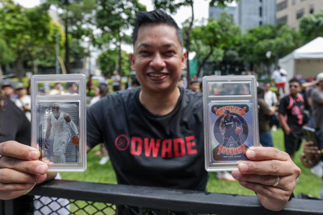 Former NB basketball player Dwyane Wade in Manila A fan of former NBA, Basketball Herren, USA professional basketball player Dwyane Wade shows basketball cards at an event venue in Manila, Philippines, on October 13, 2026. Dwyane Wade is in Manila for a promotional tour from October 13-14. Manila PHILIPPINES  Copyright: xMatrixxImagesx xMarkxCristinox