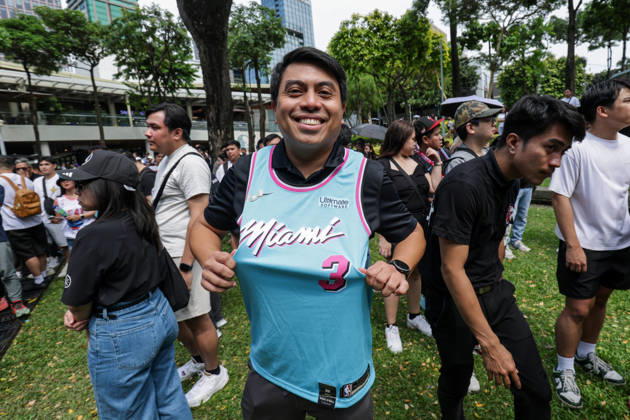 Former NB basketball player Dwyane Wade in Manila A fan of former NBA, Basketball Herren, USA professional basketball player Dwyane Wade shows his basketball jersey at an event venue in Manila, Philippines, on October 13, 2026. Dwyane Wade is in Manila for a promotional tour from October 13-14. Manila PHILIPPINES  Copyright: xMatrixxImagesx xMarkxCristinox