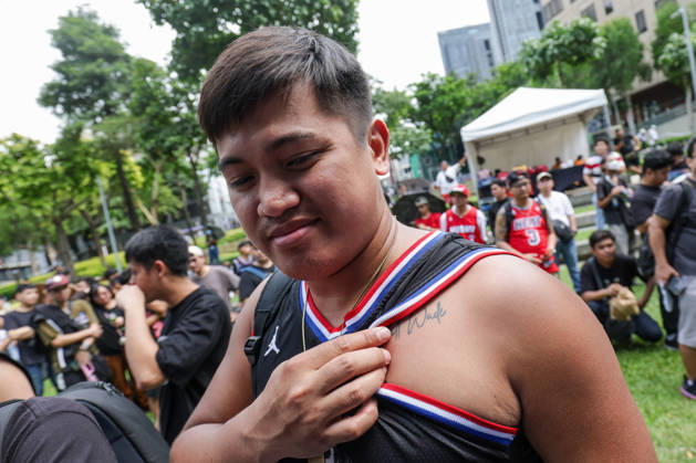 Former NB basketball player Dwyane Wade in Manila A fan of former NBA, Basketball Herren, USA professional basketball player Dwyane Wade shows a tattoo at an event venue in Manila, Philippines, on October 13, 2026. Dwyane Wade is in Manila for a promotional tour from October 13-14. Manila PHILIPPINES  Copyright: xMatrixxImagesx xMarkxCristinox