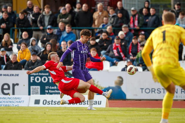 links Lukas Walchhütter (Greifswald) gegen Christoph Pauling (Aue) ; GER, Greifswalder FC vs. FC Erzgebirge Aue, Fußball, Männer, Regionalliga Nordost, 12.Spieltag, Spielzeit 2026 2027, 11.10.2026 Greifswald Volksstadion Mecklenburg - Vorpommern Deutschland