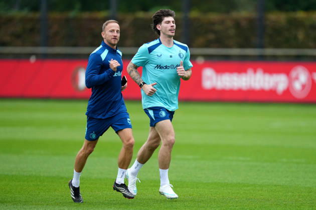 Training Champions League Feyenoord Rotterdam 2026 2027 Rotterdam - Rehab physiotherapist Ben de Visser of Feyenoord Rotterdam in action with Jordan Bos of Feyenoord Rotterdam during a training before the Champions League match against Como 1907. The training is set at Trainingscomplex 1908 on 13 October 2026 in Rotterdam, Netherlands. (Hero Images Yannick Verhoeven) Copyright: xYannickxVerhoevenx