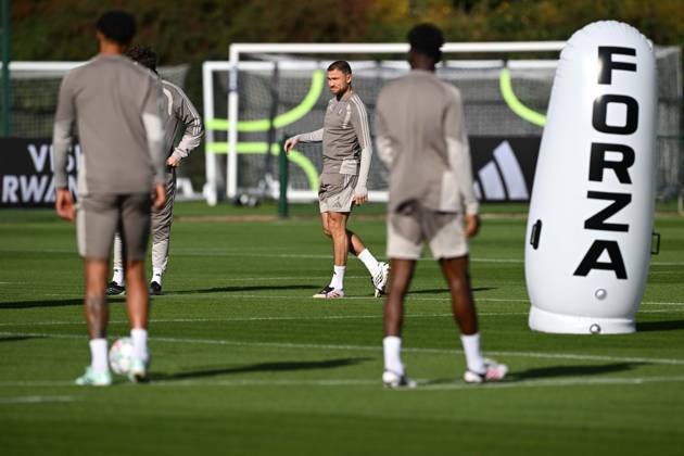 Aston Villa completes preparations for UCL clash against Fenerbahce TAMWORTH, UNITED KINGDOM - OCTOBER 13: Aston Villa team completes its preparations for the UEFA Champions League second matchday against Fenerbahce with a training session at the Bodymoor Heath Training Ground, in Tamworth, United Kingdom on October 13, 2026. Rasid Necati Aslim Anadolu Tamworth United Kingdom. Editorial use only. Please get in touch for any other usage.  Copyright: x2026xAnadoluxRasidxNecatixAslimx