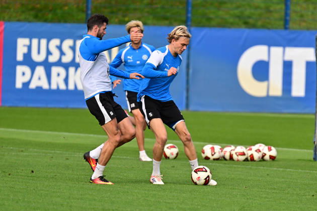13.10.2026, Fußball, Herren, 2.BL (Bundesliga), Saison 2026 2027, Holstein Kiel Training, KSV Noah Madsen am Ball gegen Giorgi Kvilitaia Kiel, nähe Holstein-Stadion Projensdorf, Trainingszentrum, N Schleswig-Holstein Deutschland