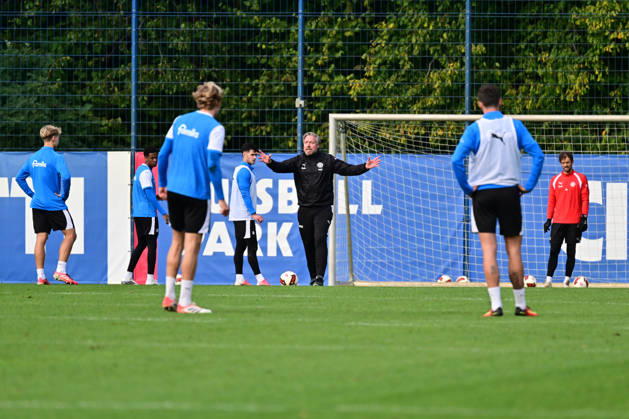 13.10.2026, Fußball, Herren, 2.BL (Bundesliga), Saison 2026 2027, Holstein Kiel Training, KSV Co-Trainer Michael Wimmer gibt Anweisungen Kiel, nähe Holstein-Stadion Projensdorf, Trainingszentrum, N Schleswig-Holstein Deutschland