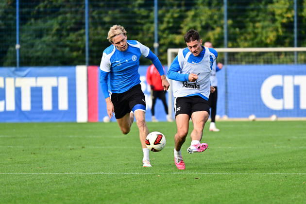 13.10.2026, Fußball, Herren, 2.BL (Bundesliga), Saison 2026 2027, Holstein Kiel Training, KSV Adrian Kapralik kommt zum Abschluss gegen Noah Madsen Kiel, nähe Holstein-Stadion Projensdorf, Trainingszentrum, N Schleswig-Holstein Deutschland