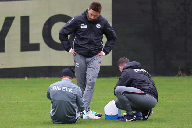 13.10.2026, xrekx, Fussball 1.Bundesliga , SV Elversberg - Training v.l. Cole Campbell (SV 07 Elversberg) verletzt, Verletzung, Schmerz, Schmerzen, injured, injury, pain, pains Training beendet. Vincent Wagner Trainer (SV 07 Elversberg) St. Ingbert
