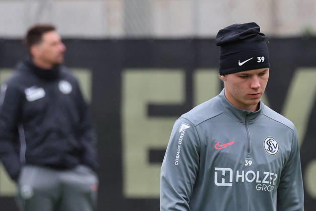 13.10.2026, xrekx, Fussball 1.Bundesliga , SV Elversberg - Training v.l. Vincent Wagner Trainer (SV 07 Elversberg) Cole Campbell (SV 07 Elversberg) verletzt, Verletzung, Schmerz, Schmerzen, injured, injury, pain, pains Training beendet. St. Ingbert