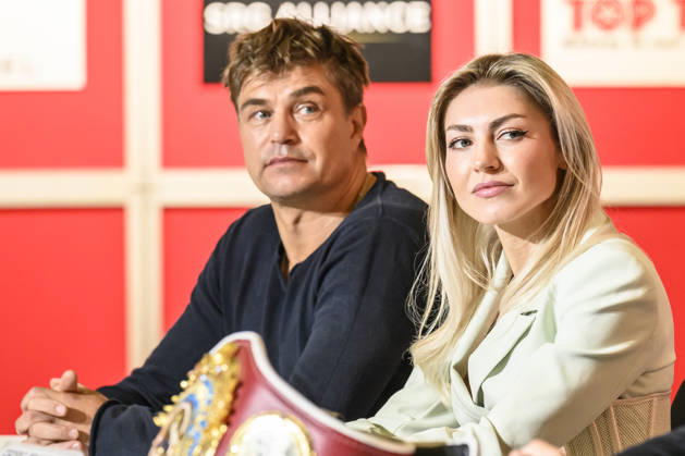 im Bild v.l.: Dirk Dzemski (Trainer), Boxerin und Model Tatjana Genrich (Atomgewicht), GER, Magdeburg, SES, Erste Pressekonferenz vor der SES-Box-Gala am Samstag, 14. November 2026, Messe Magdeburg, 13.10.2026, Copyright: HMBxMedia UwexKoch
