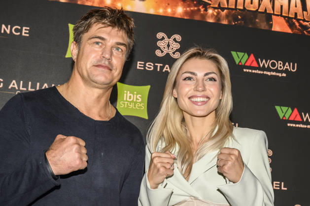 im Bild v.l.: Dirk Dzemski (Trainer), Boxerin und Model Tatjana Genrich (Atomgewicht), GER, Magdeburg, SES, Erste Pressekonferenz vor der SES-Box-Gala am Samstag, 14. November 2026, Messe Magdeburg, 13.10.2026, Copyright: HMBxMedia UwexKoch