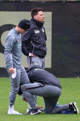 13.10.2026, xrekx, Fussball 1.Bundesliga , SV Elversberg - Training v.l. Cole Campbell (SV 07 Elversberg) verletzt, Verletzung, Schmerz, Schmerzen, injured, injury, pain, pains Training beendet. Vincent Wagner Trainer (SV 07 Elversberg) St. Ingbert