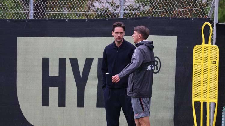 13.10.2026, xrekx, Fussball 1.Bundesliga , SV Elversberg - Training v.l. Dr. Josef Welzmüller Welzmueller Technischer Direktor (SV Elversberg) Mike Frantz Co-Trainer (SV 07 Elversberg) St. Ingbert