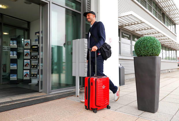 13.10.2026, Stuttgart, Fußball UEFA Champions League, Saison 2026-2027, VfB Stuttgart fliegt nach Bratislava, Abflug, Fabian Bredlow