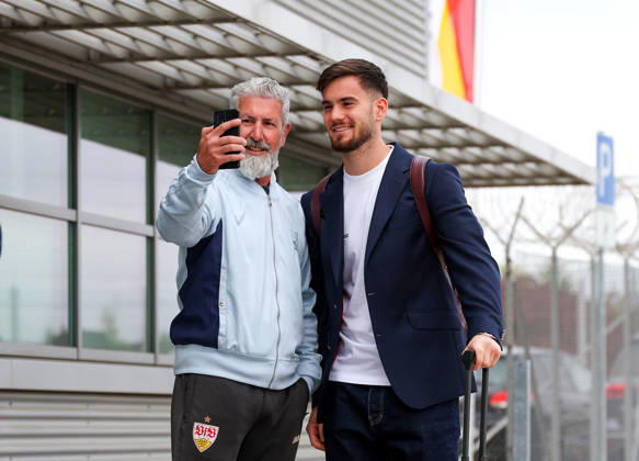 13.10.2026, Stuttgart, Fußball UEFA Champions League, Saison 2026-2027, VfB Stuttgart fliegt nach Bratislava, Abflug, Dennis Seimen