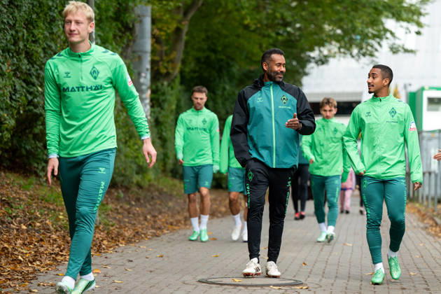 13.10.2026, GER, Fussball, Herren, 1. Bundesliga, Saison 2026 2027, Training, SV Werder Bremen Daniel Thioune ( Werder Bremen, Trainer ) und Team um Arthur ( Werder Bremen, 13 ), Oskar Wojcik ( Bremen, 03 ) Bremen Trainingsgelände Weserstadion Bremen Deutschland Copyright: xNordphoto Memmlerx