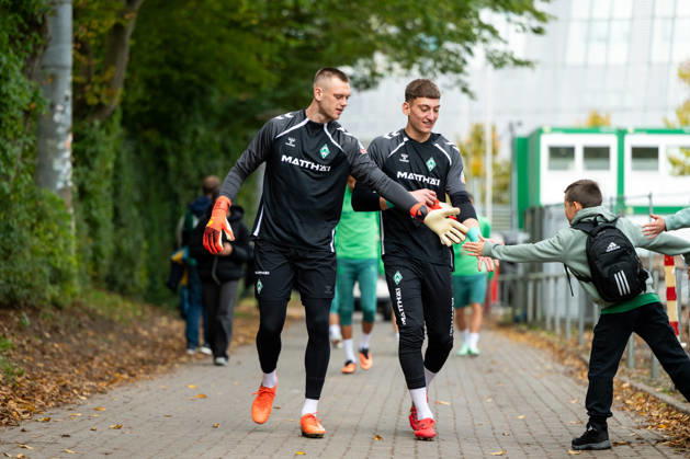 13.10.2026, GER, Fussball, Herren, 1. Bundesliga, Saison 2026 2027, Training, SV Werder Bremen Karl Hein ( Werder Bremen, 01 ) , Stefan Smarkalev ( Bremen, 37 ) klatschen mit Fan ab Bremen Trainingsgelände Weserstadion Bremen Deutschland Copyright: xNordphoto Memmlerx