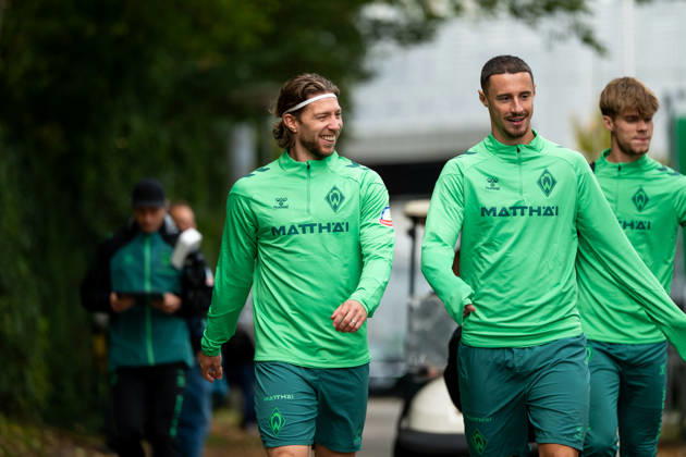 13.10.2026, GER, Fussball, Herren, 1. Bundesliga, Saison 2026 2027, Training, SV Werder Bremen Mitchell Weiser ( Werder Bremen, 08 ), Marco Friedl ( Werder Bremen, 32 ) Bremen Trainingsgelände Weserstadion Bremen Deutschland Copyright: xNordphoto Memmlerx